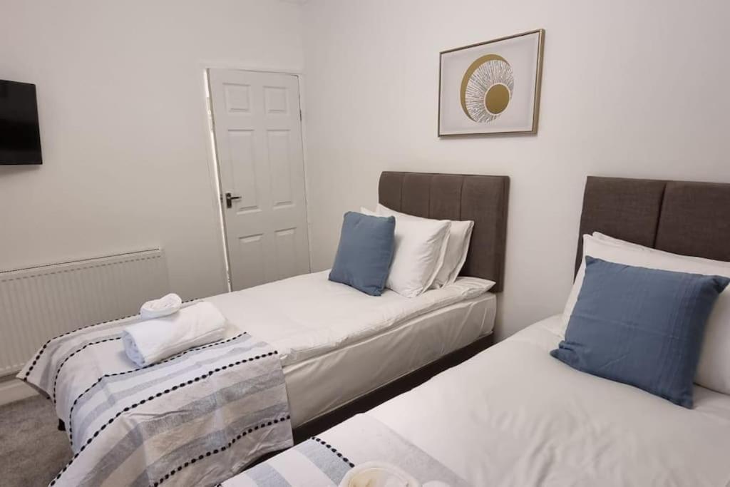 Bright And Modern 4 Bed House- Tv In Every *