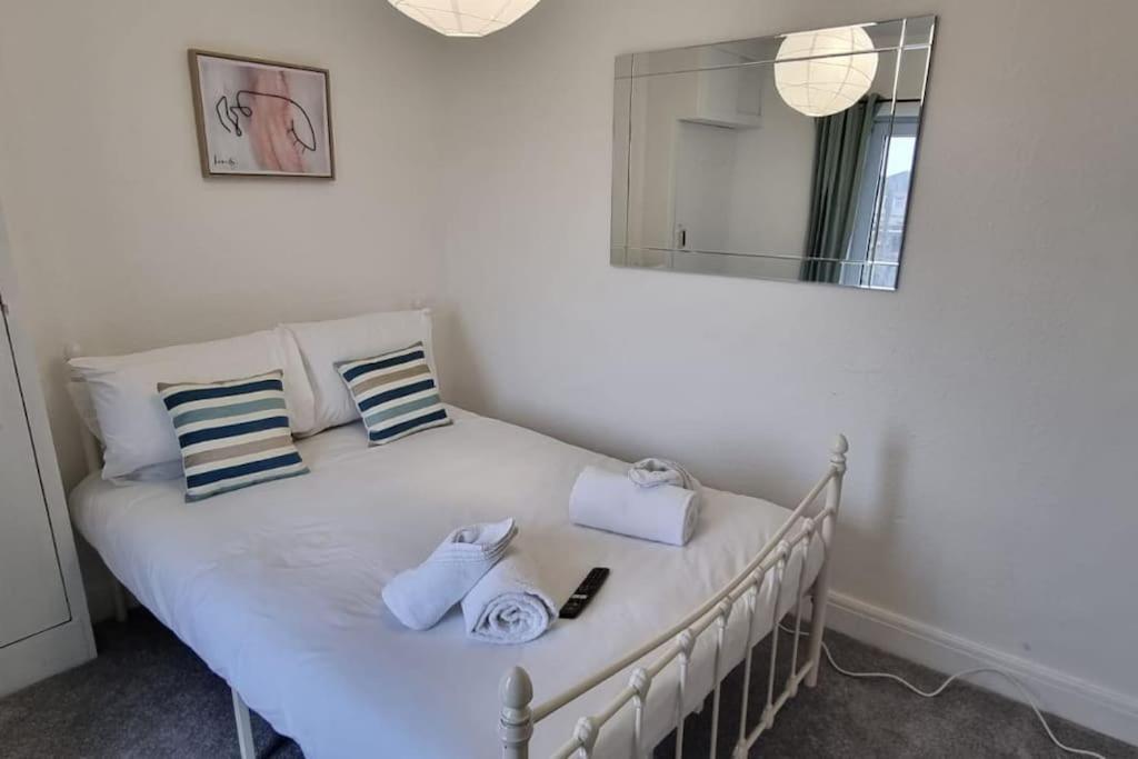 Bright And Modern 4 Bed House- Tv In Every