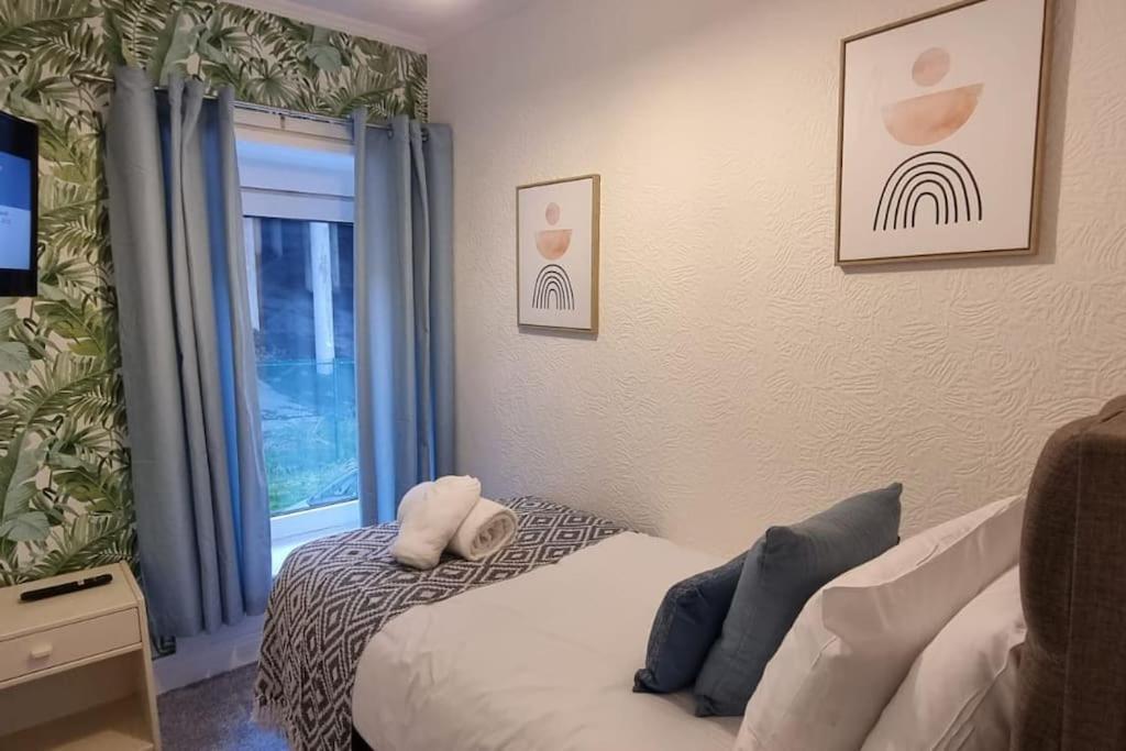 Bright And Modern 4 Bed House- Tv In Every Port Talbot