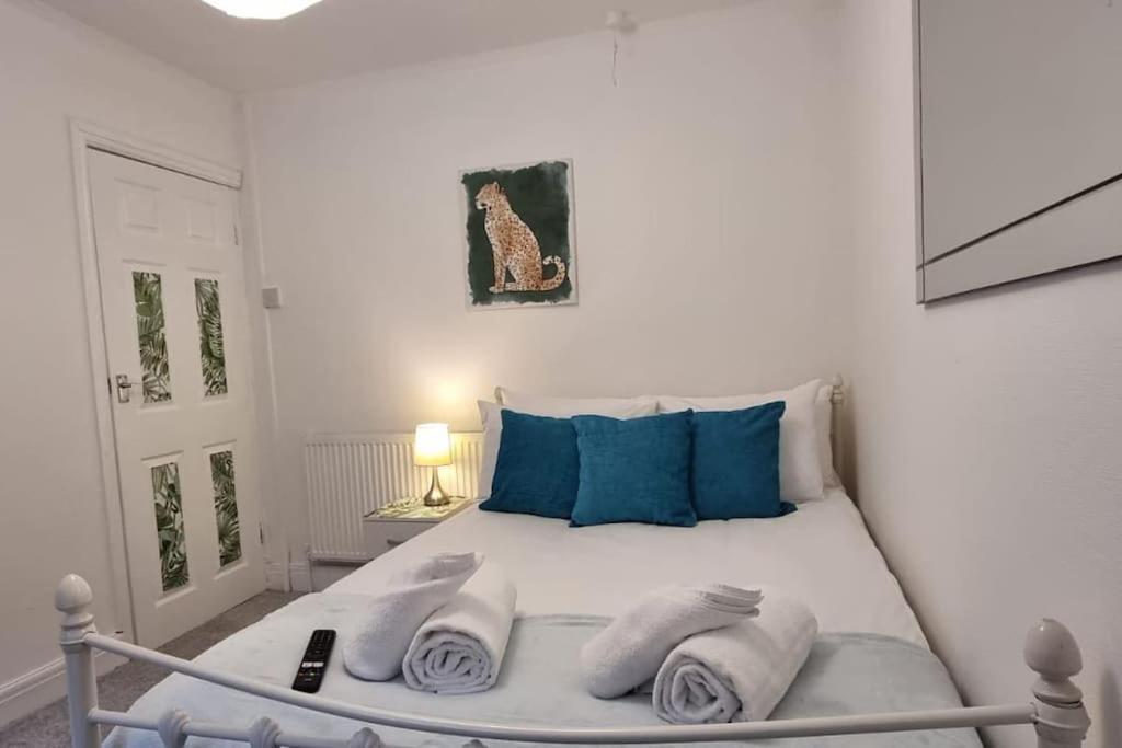 Bright And Modern 4 Bed House- Tv In Every * Port Talbot