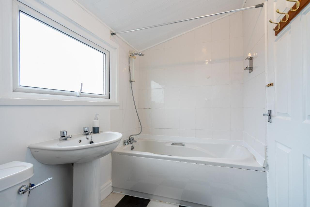 Bright And Modern 4 Bed House- Tv In Every